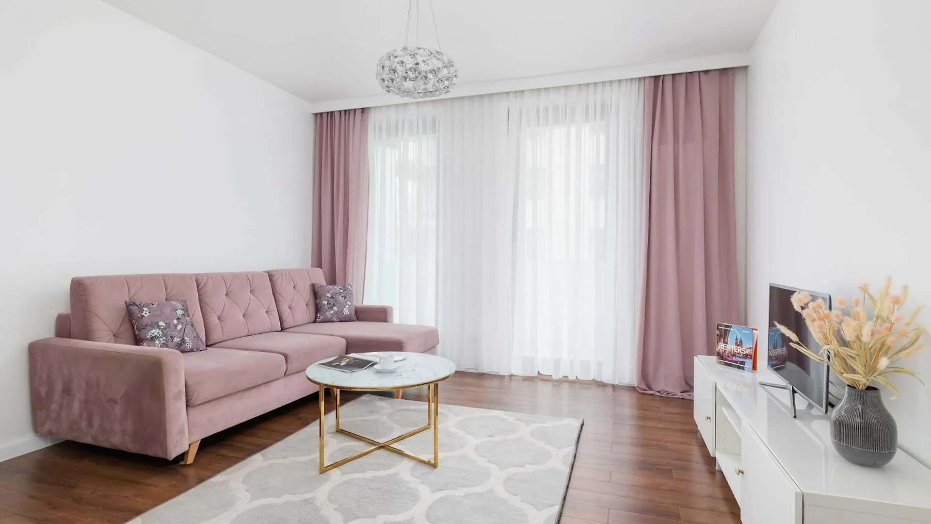 Cosy & Bright Apartment With Parking On The Cystersow Street By Noclegi Renters Krakow