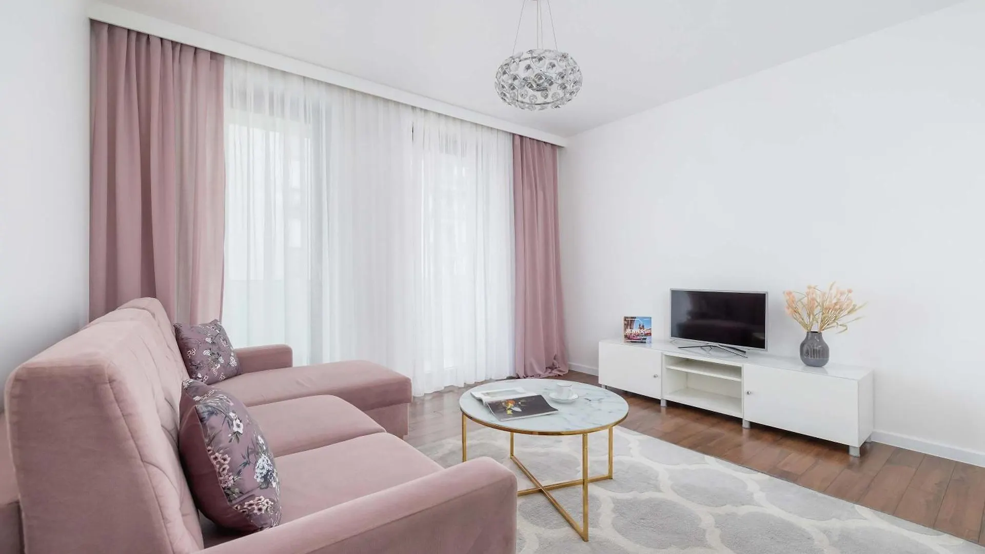 Cosy & Bright Apartment With Parking On The Cystersow Street By Noclegi Renters Krakow
